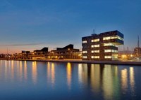 L’Edifici de Capitania del Port de Badalona s’il·lumina aquest vespre de groc per donar visibilitat al Dia Internacional de l’endometriosi