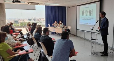 El primer tinent d’alcaldia, Àlex Montornès, ha donat la benvinguda a les 105 noves persones contractades a través dels Plans d'Ocupació Treball i Formació de l’Ajuntament de Badalona.