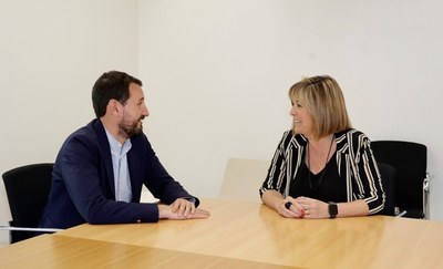 Núria Marín trasllada a l'alcalde Rubén Guijarro el suport de la Diputació en l'organització de la Copa del Rei de Bàsquet a Badalona.