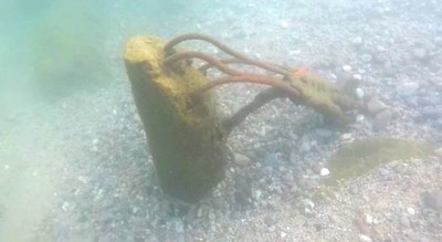 L’Ajuntament de Badalona demana als banyistes extremar les precaucions a la platja del Pont d’en Botifarreta pel perill que suposen unes antigues estructures que sobresurten a la zona de bany.