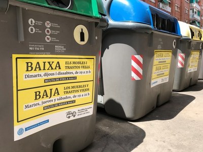 Badalona inicia una nova campanya per facilitar la recollida de mobles i trastos vells al costat dels contenidors.