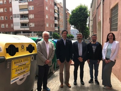 L’associació La Lucha de Abril rep l’aportació solidària del projecte Reciclos d’Ecoembes a Badalona.