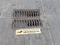 L’Ajuntament de Badalona impulsa una campanya per evitar que es llencin residus als embornals del carrer que acaben arribant al mar