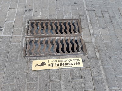 L’Ajuntament de Badalona impulsa una campanya per evitar que es llencin residus als embornals del carrer que acaben arribant al mar.