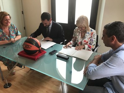 Diputació i Ajuntament formalitzen l’aportació d’1,5 milions d’euros per millorar les instal·lacions esportives.