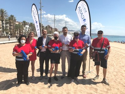 L’Ajuntament de Badalona reparteix 5.000 cendrers individuals de platja.