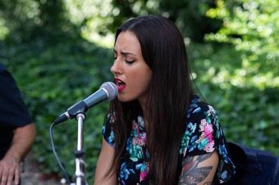 La cantant Paula Domínguez tanca aquest dissabte el programa d’activitats ‘Viu l’estiu a Badalona 2022’ amb un concert a l’Escorxador.