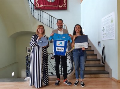 L’alcalde de Badalona es reuneix amb la vogadora badalonina Helena Merino per reconèixer els seus èxits amb el Club de Rem Olímpic Orio.