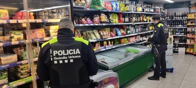 La Guàrdia Urbana Badalona decomissa prop de 3.000 productes d’un supermercat.