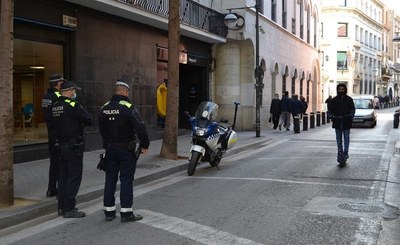 La Guàrdia Urbana de Badalona posa en marxa una campanya per vigilar l’ús dels vehicles de mobilitat personal, com els patinets elèctrics.