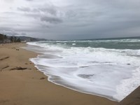 El passeig Marítim de Badalona es tanca a l’alçada de la platja de la Barca Maria a causa del temporal marítim