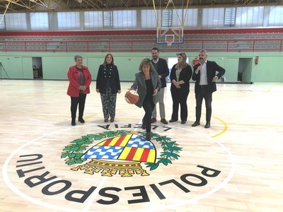 L’alcalde de Badalona, Rubén Guijarro, i la presidenta de la Diputació de Barcelona, Núria Marín, visiten el poliesportiu de Llefià recentment remodelat.