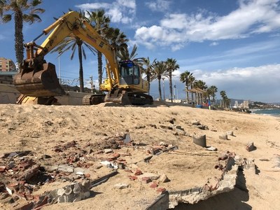Comença la retirada de restes d’antigues edificacions a la platja del Cristall de Badalona.