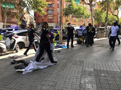 Operatiu de la Guàrdia Urbana de Badalona contra la venda ambulant il·legal.