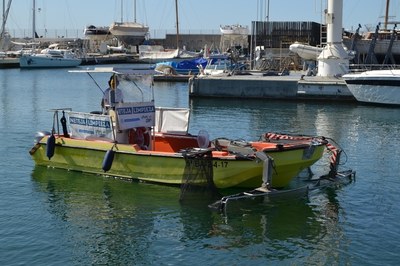 Aquest divendres s’ha posat en marxa l'embarcació de neteja de l'aigua de les platges de Badalona.