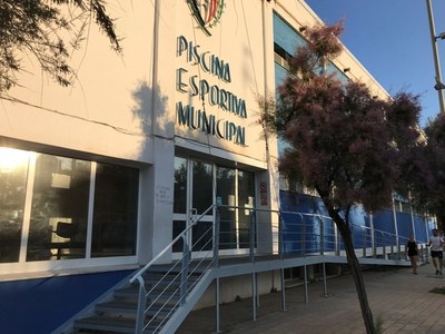 Reobren les dutxes dels vestidors de la piscina municipal Mireia Belmonte de Badalona després de quinze mesos tancades per legionel·la.