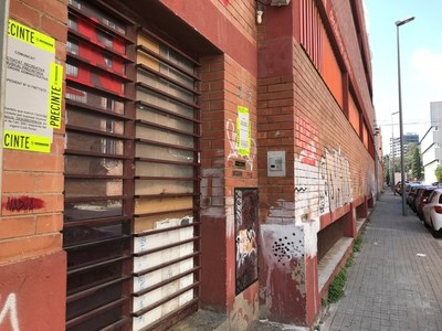 L’Ajuntament de Badalona prohibeix les activitats recreatives musicals a la nau del carrer dels Corders del barri de Canyadó.