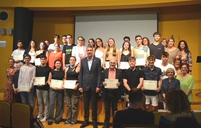 25 alumnes de centres educatius de Badalona reben el reconeixement de l’Ajuntament per haver obtingut notes d’excel·lència a les proves d’accés a la universitat.