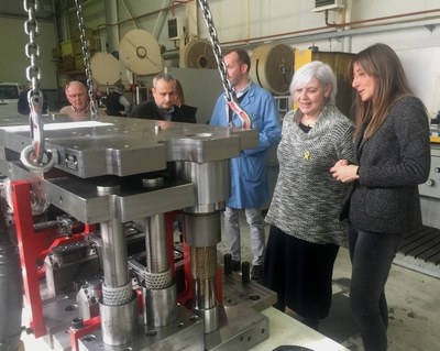 L’alcaldessa de Badalona, Dolors Sabater, visita l’empresa Amador Varas SA dedicada a la indústria de l’envàs metàl·lic.