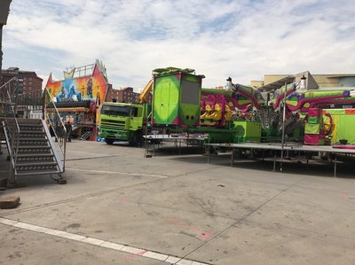 La plaça President Tarradellas acull la fira d’atraccions de les Festes de Maig.