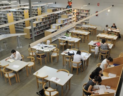 Les biblioteques Llefià-Xavier Soto i Can Casacuberta amplien els seus horaris perquè els joves puguin estudiar de nit.