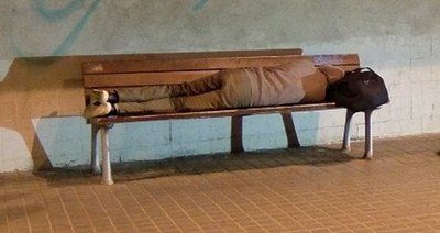 El recompte de persones sense sostre a Badalona detecta 57 persones dormint als carrers de la ciutat.