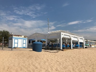 Obren les primeres guinguetes instal·lades aquest estiu a les platges de Badalona.