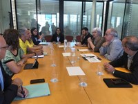 L’alcaldessa de Badalona i el conseller d’Ensenyament es reuneixen amb la comunitat educativa per abordar la situació urgent del municipi