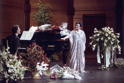 La sala Josep Uclés del Centre Cultural El Carme acull a partir del pròxim dimarts una exposició que ret homenatge a Victoria de los Ángeles.