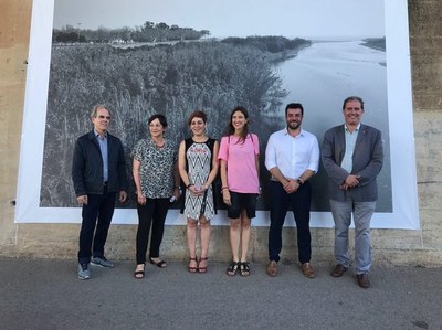 Alcaldesses i alcaldes de l’Eix Besòs inauguren una mostra fotogràfica al parc fluvial del riu.