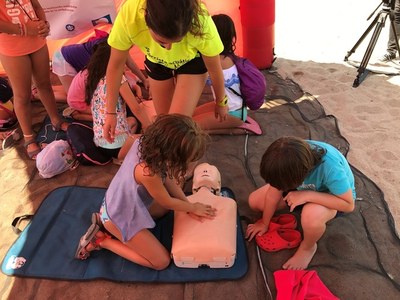 Fins demà dimecres es poden fer tallers de prevenció i primers auxilis a la platja del Coco de Badalona.