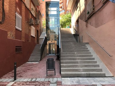 Entra en funcionament el nou ascensor del passatge Albert Llanas.