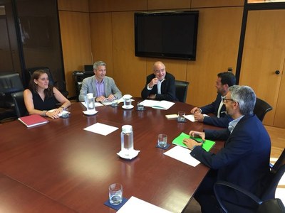 El govern municipal es reuneix amb el conseller d’Ensenyament per abordar la situació de les construccions escolars pendents a Badalona.