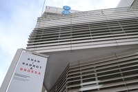 La sala Josep Uclés del Centre Cultural El Carme de Badalona acull l’exposició “Anar i tornar a Brossa”