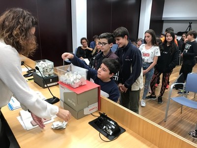 Celebrat el sorteig per escollir els 48 infants que aniran a dalt de les carrosses durant la Cavalcada de Reis 2019.