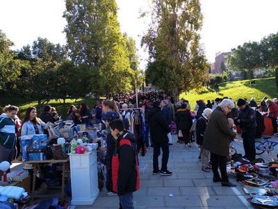 El Mercat del Trasto recapte 430 quilos de menjar per al Banc d’Aliments de Badalona.