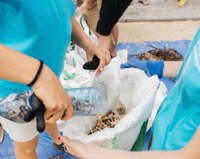 Acció de sensibilització i neteja aquest dissabte a la platja del pont del Petroli a Badalona
