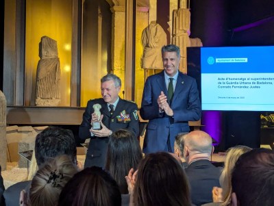 L’alcalde ha fet lliurament de l’estatueta de la Venus de Badalona, màxim símbol distintiu de la ciutat, al superintendent de la Guàrdia Urbana, Conrado Fernández.