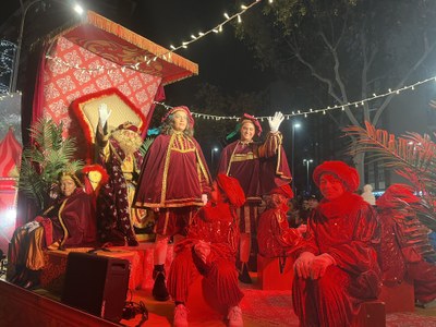 Acte de reconeixement als voluntaris i treballadors que van participar en la Cavalcada de Reis a Badalona.