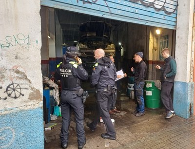 Agents de la Guàrdia Urbana de Badalona duran l'operatiu policial.