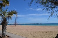 Aquest dimecres comencen els treballs de reperfilat de la sorra de les platges de Badalona per disminuir el desnivell i millorar l’accessibilitat