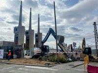 Aquest diumenge ha començat l’enderroc del mur del carrer d’Eduard Maristany de Badalona, una reivindicació històrica dels veïns de la zona