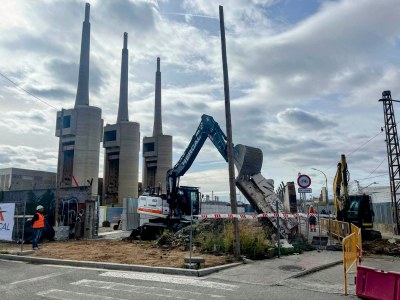 Aquest diumenge ha començat l’enderroc del mur del carrer d’Eduard Maristany de Badalona, una reivindicació històrica dels veïns de la zona.