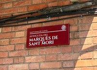 Badalona comença a substituir totes les plaques dels carrers de la ciutat després de més de 35 anys sense canviar-les