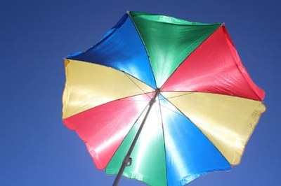 Badalona commemora el Dia Mundial del Càncer de Pell amb una exposició divulgativa per conscienciar sobre els riscos de l’exposició solar excessiva.