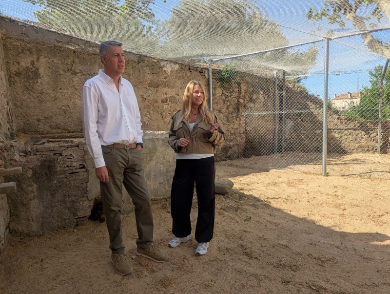 L'alcalde, Xavier Garcia Albiol, i la 4a tinenta d'alcaldia i regidora de Benestar Animal, Sònia Egea, han visitat la nova gatera municipal