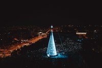 Badalona es consolida com un referent del Nadal amb un acte multitudinari per inaugurar l'arbre monumental de 43 metres d'altura