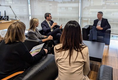 Imatge de la reunió dels alcaldes de Badalona i Alella i regidores d'ambdós municipis.