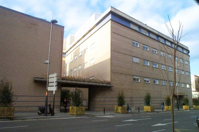 Accés a l'Hospital Municipal de Badalona pel carrer de la Via Augusta.