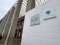 Comencen les obres a la coberta de l’escola Salvador Espriu del barri de Morera de Badalona per solucionar definitivament els problemes de goteres i humitats